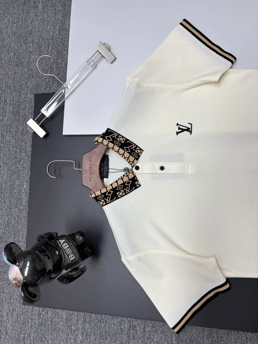 🅿️210 LV Louis Vuitton's new embroidered Polo shirt. Original fabric. Official same style. Made of 210 grams of pure cotton pique fabric, customized in the same vat dyeing fabric. It feels very comfortable and smooth. The version is quite wide and stylish. Produced by a first-line brand factory. Imported Behringer embroidery machine. The embroidery is full and textured. The collar rib is woven with imported yarn. It will not deform after long-term wear. The latest style for spring and summer. Fashionable and individual. A super versatile and good-looking piece that is very suitable for both men and women. A must-have item for everyone. Color: black, white, apricot, sapphire blue. Size: M-XXXL